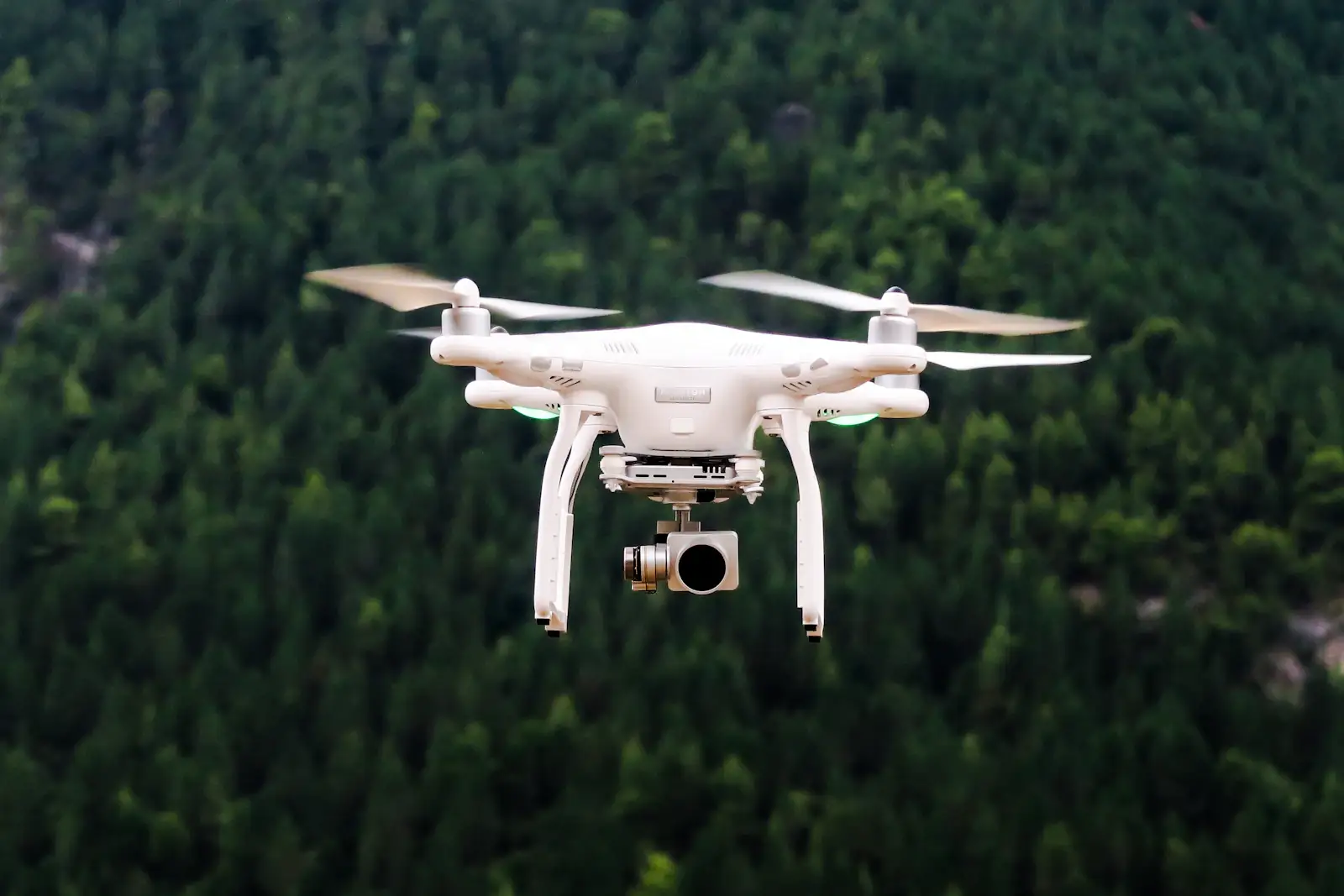 Drone professionnel en vol au-dessus d’une forêt